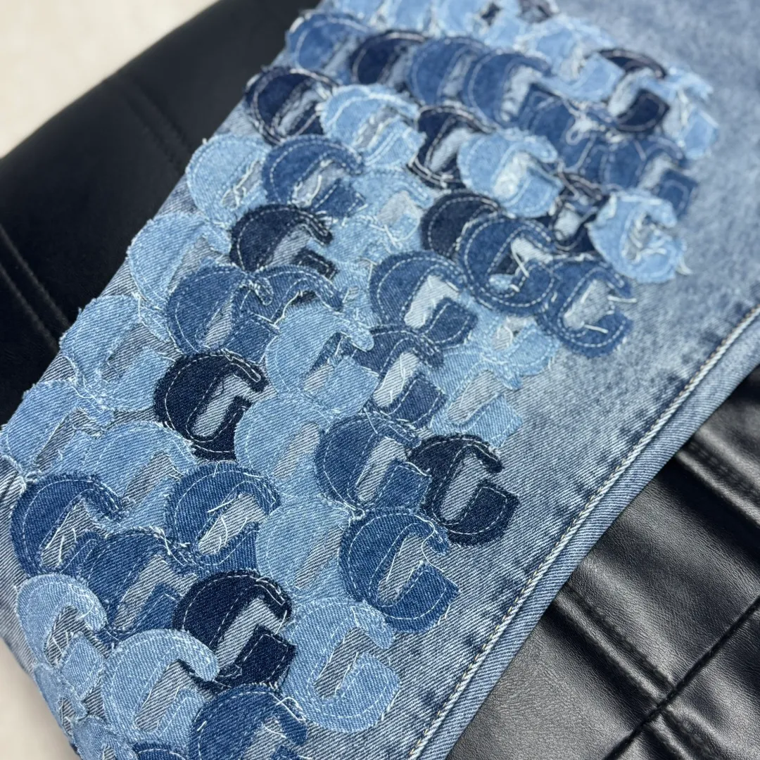 #8062 P286💰 GALLERY DEPT.G letter patch pudding 5001 denim washed and distressed spliced jeans -Original purchase and pattern making to truly restore the ultimate vintage texture -Original hardware accessories, washed and other elevators, QR code analysis are all purchased from the original factory, high degree of restoration, you are welcome to compare with a certain product ~ -Three-dimensional version Loose and comfortable, not picky about the figure, taller and slimmer, factory Seiko, original factory quality control, same style for men and women, can be matched with couples Versatile recommendation: must-have jeans for all seasons Color: blue Size: S-XXL (28-36)